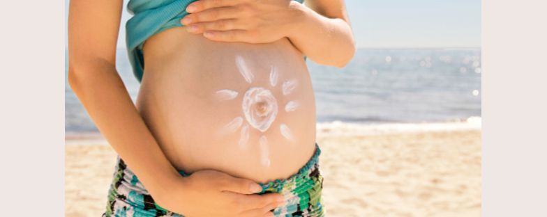 Prendere il sole in gravidanza: i consigli del medico