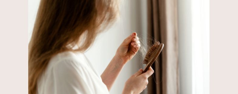 Perdita dei capelli dopo la gravidanza: perché succede e cosa fare