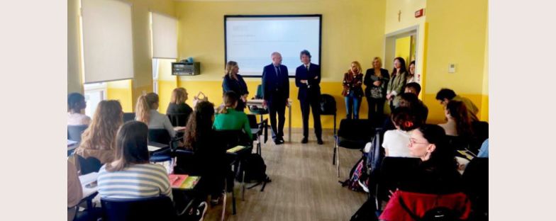 Lezione sul valore terapeutico della poesia al Corso di laurea in infermieristica degli Istituti Ospedalieri Bergamaschi