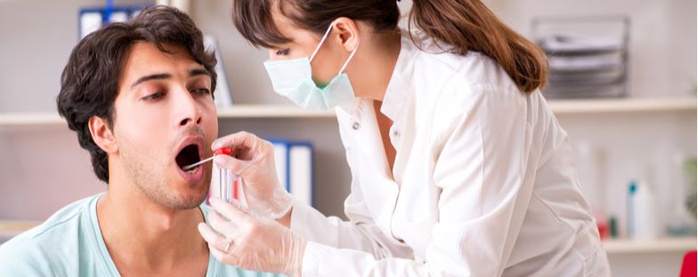 Tampone faringeo: come funziona il test per la diagnosi del ...