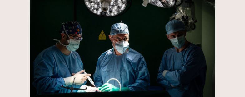 Impiantato un neurostimolatore midollare per tornare a camminare dopo una lesione spinale